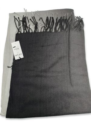 Gros plan sur une écharpe noire et grise sur fond blanc