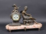 une statue représentant deux femmes assises sur une horloge en marbre