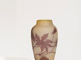 un vase posé sur une surface blanche