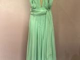 une robe verte sur un mannequin, un mannequin, un mannequin, un mannequin, un mannequin, un mannequin, un mannequin, un mannequin, un mannequin