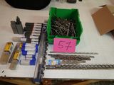 une table sur laquelle se trouvent des vis et divers outils