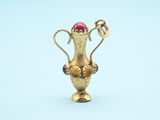 un trophée en or contenant une balle rouge