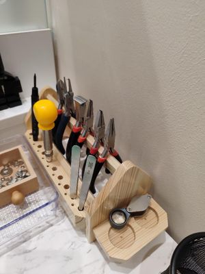 une photo d'un porte-outils en bois sur lequel sont posés de nombreux outils
