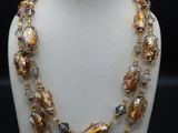 gros plan d'un collier sur un présentoir pour mannequin