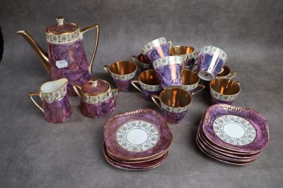 de nombreuses assiettes, tasses et une théière violettes et dorées