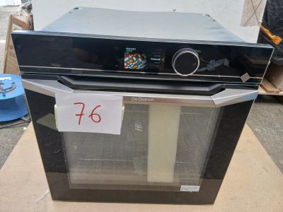 un four noir posé sur une boîte en carton