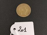 un gros plan d'une pièce de monnaie à laquelle est attachée une étiquette