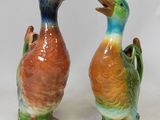 deux canards en céramique placés l'un à côté de l'autre