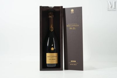 une boîte ouverte avec une bouteille de champagne à l'intérieur