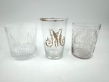 trois verres posés les uns à côté des autres sur une table