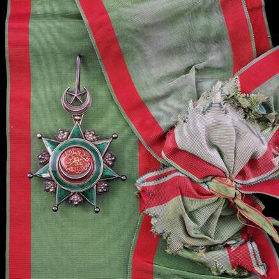 une écharpe verte et rouge ornée d'une étoile