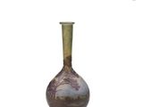un vase orné d'une peinture posé sur une surface blanche
