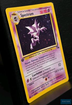 gros plan d'une carte pokemon sur une table