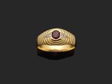 une bague en or sertie d'un rubis et d'un diamant au centre