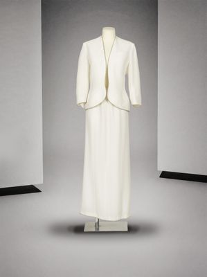 une photo d'une robe et d'une veste blanches sur un mannequin