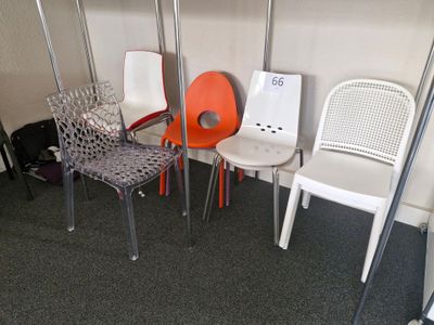 quatre chaises placées les unes à côté des autres dans une pièce