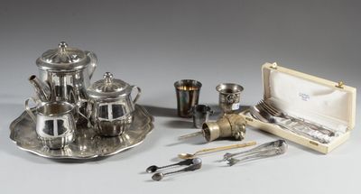 un assortiment d'argenterie comprenant une théière, une cuillère et d'autres objets