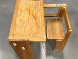 un petit bureau en bois sur lequel est posée une chaise