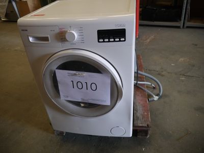 une machine à laver sur laquelle est apposée une étiquette de prix