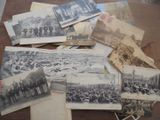 de nombreuses vieilles photos montrant des personnes rassemblées autour d'une table