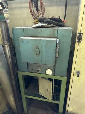 une machine placée au milieu d'une pièce
