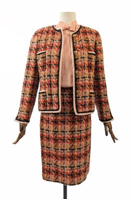 une photo d'un mannequin portant une robe et une veste