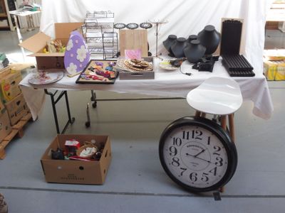 une table sur laquelle est posée une horloge, devant laquelle se trouve