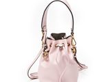 un sac seau rose sur fond blanc