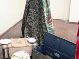 une valise et d'autres objets posés par terre dans une pièce