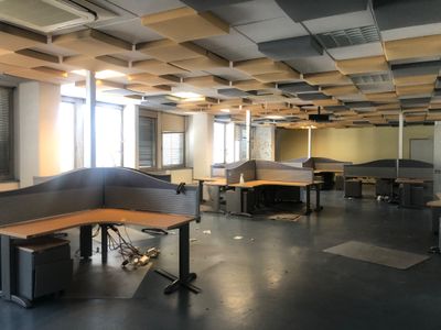 une pièce où se trouvent plusieurs bureaux