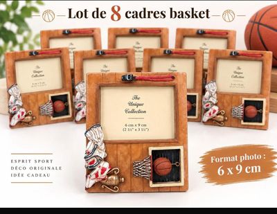 six cadres en bois contenant des ballons de basket
