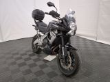une moto garée sur un sol en damier