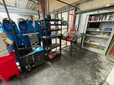 un garage rempli d'outils et de matériel
