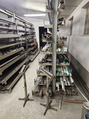 une pièce remplie d'une multitude d'objets métalliques