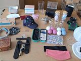un grand nombre d'objets posés sur une table