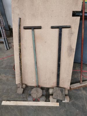 un tas d'outils posés sur une palette dans un garage