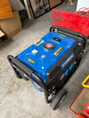 une photo d'un générateur portable dans un garage