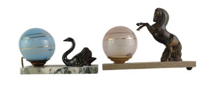 trois figurines posées sur une étagère avec un œuf