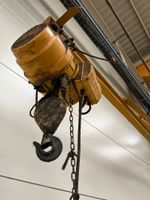 un treuil monté sur potence articulée métallique jaune VERLI… (photo 2)