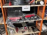 une étagère sur laquelle sont posés de nombreux outils, dans un garage