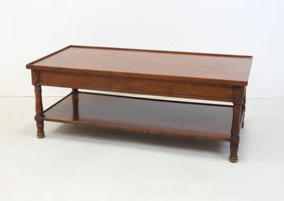 une photo d'une table basse en bois avec une étagère en dessous
