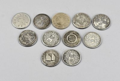 un grand nombre de pièces qui se trouvent sur une surface blanche