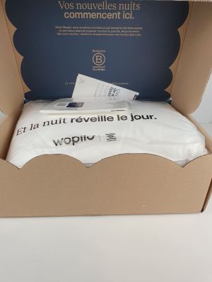 emballage d'une boîte contenant un t-shirt et une paire de chaussettes