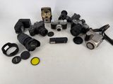 plusieurs types d'appareils photo différents posés sur une table