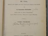un livre avec un titre posé sur une table