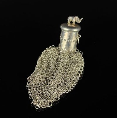 Petite bourse en argent rétractable ornée d'un éléphant.