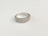 gros plan d'une bague en diamant sur une surface blanche