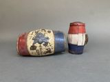 deux vases posés l'un à côté de l'autre sur une table