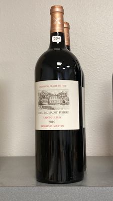 deux bouteilles de vin posées sur une étagère l'une à côté de l'autre
