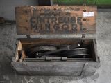 une boîte en bois contenant une paire de chaussures